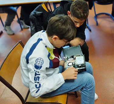 club informatique des ados mené par le tiers lieu alternativ un service de la fol83